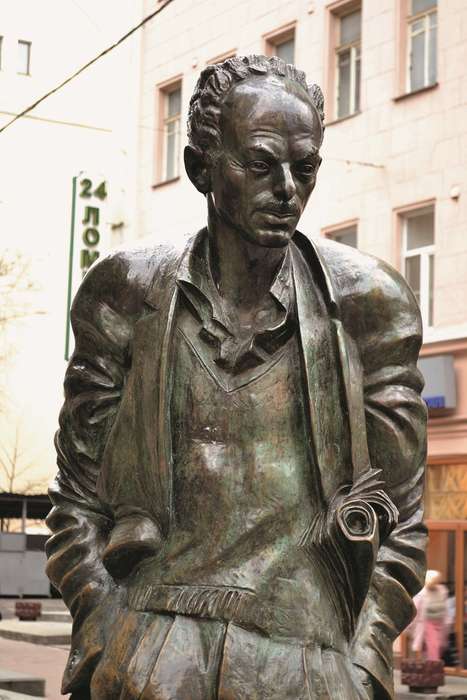 Памятник Булату Окуджава