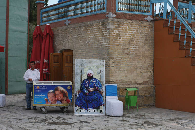 9. Летняя резиденция эмира бухарского недалеко от Бухары. 2011 г.  Фотография последнего эмира, Алимхана. Копия работы известного фотографа Проскурина-Горского