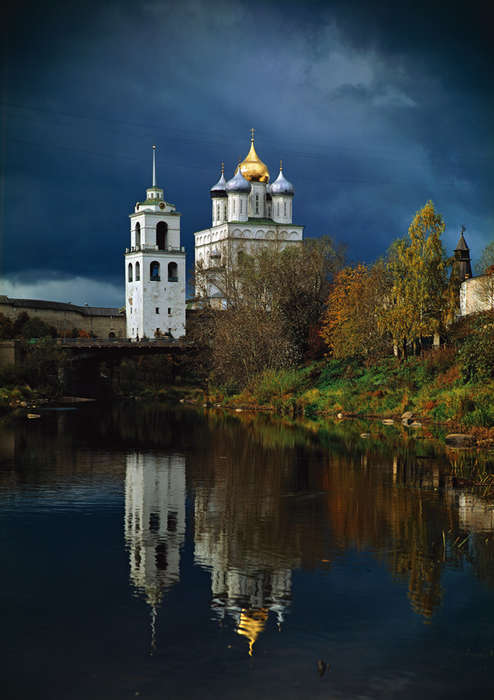 Псковский кремль. Река Пскова. Троицкий собор, колокольня