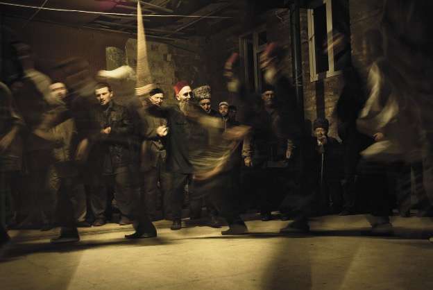 Мужчины танцуют