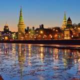Ночной кремль отражается в Москве-реке