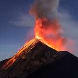 Джоэл Сантос запечатлел вулкан Фуэго в Гватемале