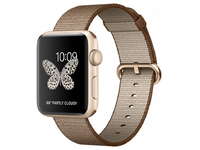 корпус из золотистого алюминия, спортивный ремешок цвета «кофейный/карамельный»