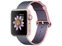 корпус из алюминия цвета «розовое золото», ремешок из плетёного нейлона цвета «светло-розовый/тёмно-синий»