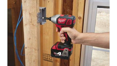 Шуруповерт Milwaukee M18 BID-402C