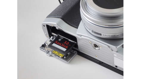 Беззеркальный фотоаппарат Olympus OM-D E-M10 Kit M.ZUIKO DIGITAL 14-42mm 1:3.5-5.6 II R