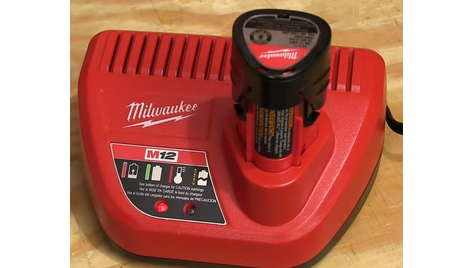 Шуруповерт Milwaukee M12 BDD-202C