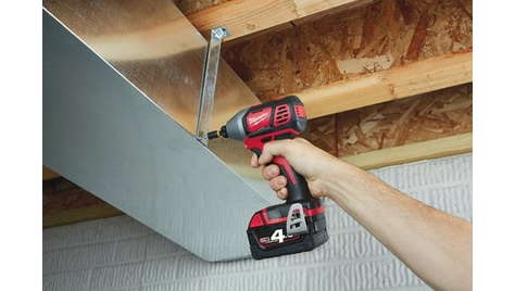 Шуруповерт Milwaukee M18 BID-402C