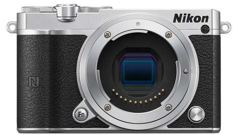 Беззеркальный фотоаппарат Nikon 1 J5 Body Silver-Black